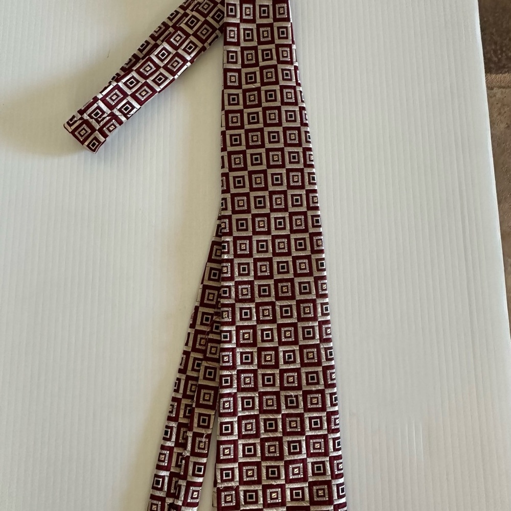 Beautiful Burma Bibas silk tie in excellent condition